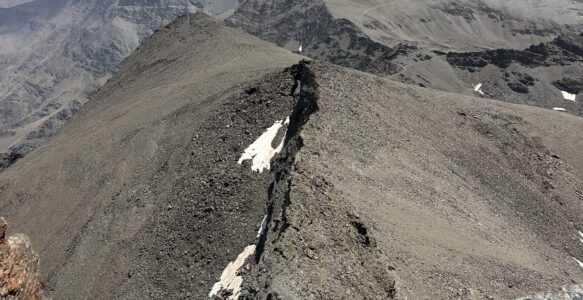 El atleta Jesús Gellida desafía el Pico Veleta en una de las ultras de asfalto más duras del mundo